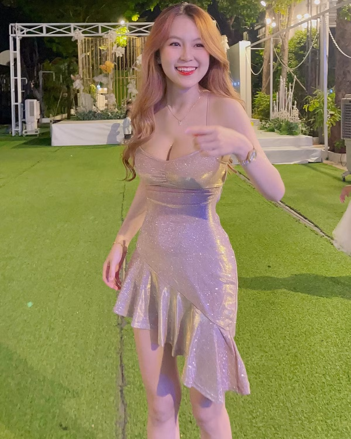 Hiểu rõ lợi thế cơ thể nên Trân Trần theo đuổi phong cách thời trang gợi cảm, chuộng đồ bó sát khoe đường cong quyến rũ.