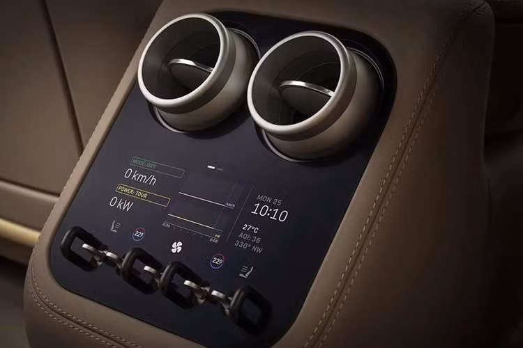 Dù có khối lượng lên tới 2.260 kg, Ferrari cho biết Luce vẫn duy trì cảm giác lái linh hoạt nhờ cách bố trí pin thấp dưới sàn cùng hệ thống điều hướng mô-men xoắn điện tử. Cụm bốn mô-tơ điện của xe được phát triển từ nền tảng công nghệ từng sử dụng trên siêu xe F80. Theo Ferrari, phản hồi thân xe và khả năng đổi hướng được tinh chỉnh để tạo cảm giác tương tự một mẫu xe nhẹ hơn đáng kể.