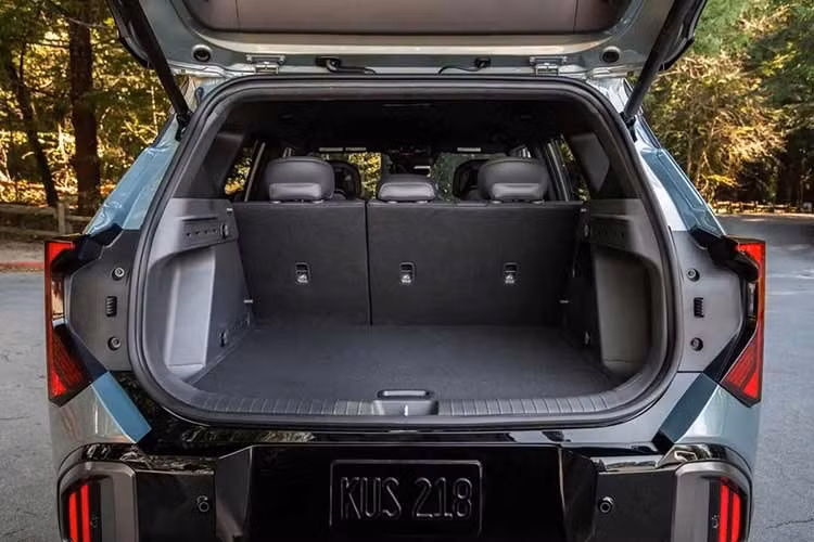 Trong khi đó, phiên bản hybrid Kia Seltos HEV sẽ được tăng sản lượng vào cuối năm nay trước khi chính thức mở bán trong quý IV/2026. Ở thế hệ mới, Kia Seltos được phát triển trên nền tảng K3 kéo dài với kích thước tổng thể lớn hơn trước.