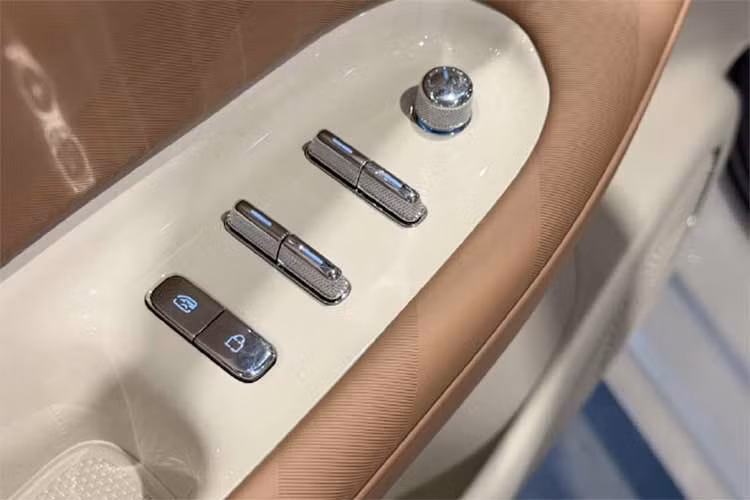 Các trang bị nổi bật khác bao gồm sạc điện thoại không dây 50 W cho hàng ghế trước, hệ thống âm thanh 4 loa, camera 540 độ, chìa khóa thông minh kết hợp khởi động không cần thao tác, giám sát áp suất lốp, phanh khẩn cấp tự động AEB và hỗ trợ đỗ xe thông minh.