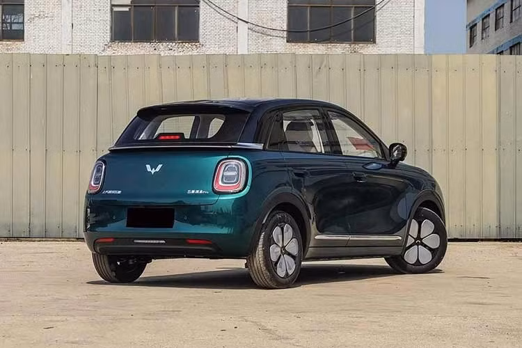 Ngoài ra, xe còn hỗ trợ sạc nhanh từ 30%-80% trong 15 phút và có khả năng cấp điện cho thiết bị ngoài với công suất 3,3 kW. Hệ thống treo tiếp tục sử dụng cấu hình MacPherson phía trước và dầm xoắn phía sau. Tuy nhiên, chỉ các phiên bản cao cấp với pin dung lượng lớn hơn mới được trang bị hệ thống làm mát bằng chất lỏng. Các phiên bản thấp chỉ sử dụng hệ thống làm mát pin bằng không khí.