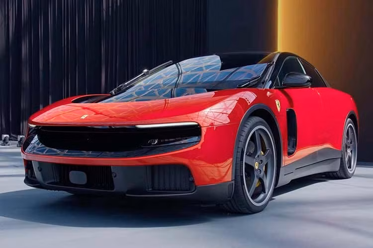 Hãng xe Ferrari sẽ mở cọc dành cho Luce ở thị trường châu Âu vào cuối năm nay với mức giá khoảng 520.000 Euro, tương đương hơn 600.000 USD (khoảng gần 16 tỷ đồng) theo tỷ giá hiện tại. Thị trường Bắc Mỹ sẽ phải chờ lâu hơn khi Luce dự kiến chỉ xuất hiện tại các đại lý từ quý II/2027.