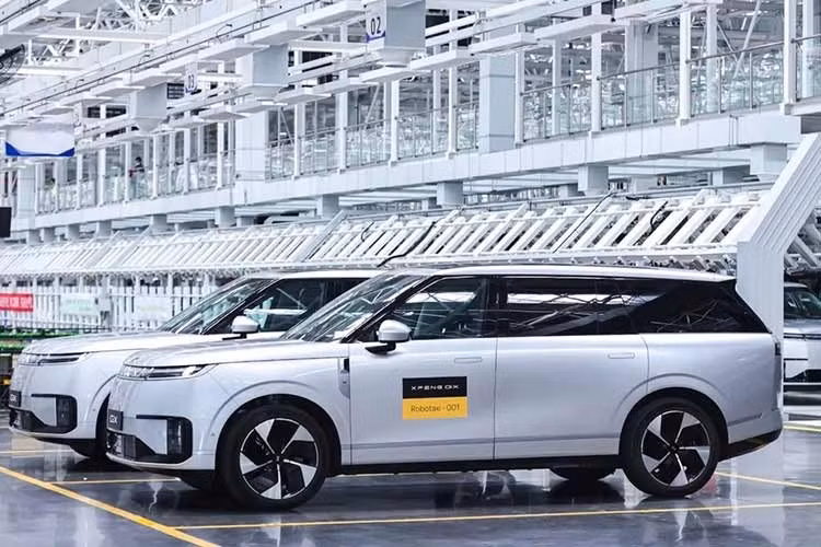GX là mẫu SUV 3 hàng ghế đầu tiên của thương hiệu Xpeng, được định vị cạnh tranh với Lynk &amp; Co 900, IM LS9 và Voyah Taishan X8. Trước đó, mẫu xe từng gây chú ý tại Trung Quốc vì ngoại hình được cho là giống Range Rover trong khi tên gọi lại tương tự Lexus.
