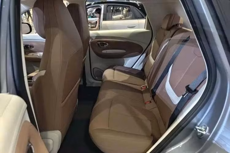 Đồng thời, mẫu xe này cũng chú trọng nhu cầu sử dụng của khách hàng nữ với đèn LED trang điểm nhiệt độ màu 6.300K tích hợp trên tấm che nắng và khe chứa ô có chức năng thoát nước ở táp-pi cửa. Khoang nội thất của Wuling Bingo Pro sử dụng bố cục 5 chỗ ngồi. Ghế trước được trang bị tính năng sưởi trong khi ghế lái có chỉnh điện.