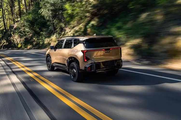 Mẫu SUV Kia Seltos 2027 thế hệ mới này được cho là sở hữu không gian để chân hàng ghế sau và khoang hành lý thuộc nhóm tốt nhất phân khúc, giúp thu hẹp khoảng cách giữa SUV cỡ B và SUV cỡ C truyền thống.