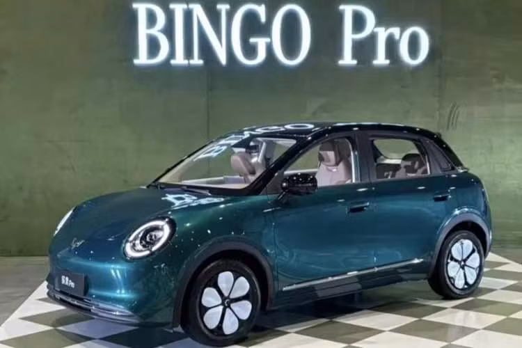 Vào ngày 22/5/2026 vừa qua, mẫu xe điện giá rẻ Wuling Bingo Pro 2026 đã chính thức ra mắt thị trường nội địa Trung Quốc. Tại Trung Quốc, Wuling Bingo Pro có tổng cộng 4 bản trang bị và giá bán chỉ từ 56.800-70.800 Nhân dân tệ (khoảng 199-248 triệu đồng).﻿