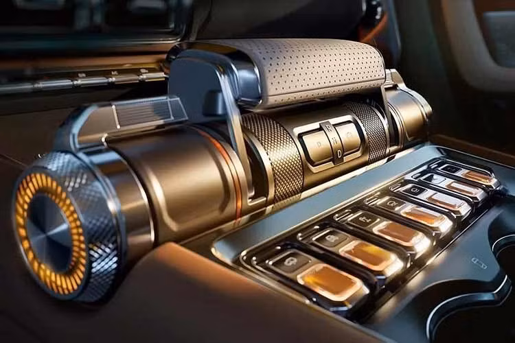 Theo các thông tin trước đây, Geely Galaxy Cruiser 700 được phát triển trên nền tảng khung gầm rời, sử dụng động cơ xăng kết hợp 3 mô-tơ điện. Tổng công suất hệ thống đạt khoảng 1.000 mã lực. Xe cũng được trang bị khóa vi sai cầu sau điện cơ nhằm tăng khả năng off-road.