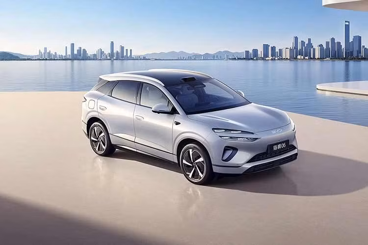 BYD đã chính thức ra mắt mẫu xe Sealion 06 DM-i ở thị trường Trung Quốc, tiếp tục đẩy nhanh quá trình nâng cấp dòng sản phẩm hybrid sạc điện (PHEV) của hãng. Là mẫu xe thay thế BYD Sealion 6 đang bán tại Việt Nam, Sealion 06 DM-i có 4 phiên bản và giá bán từ 129.900-159.900 Nhân dân tệ (khoảng 454-559 triệu đồng), rẻ hơn dự đoán ban đầu.