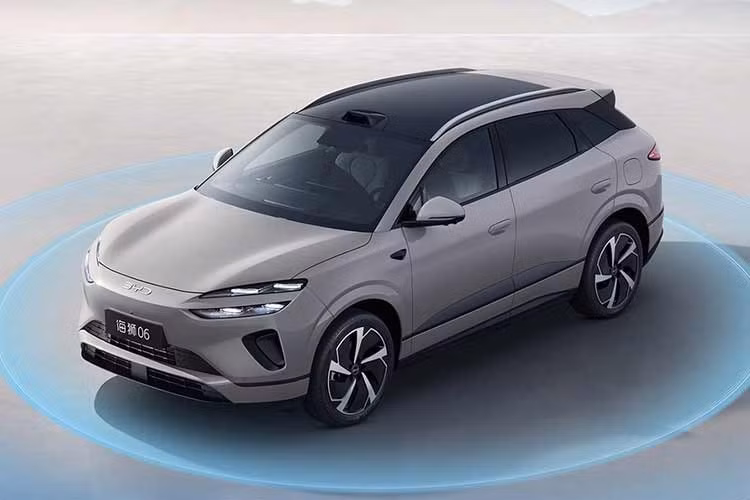 Nhờ công nghệ DM thế hệ thứ 5, mức tiêu hao nhiên liệu khi pin cạn của mẫu SUV này chỉ còn 3,3 lít/100 km theo tiêu chuẩn NEDC. Khi đổ đầy nhiên liệu và sạc đầy pin, tổng phạm vi hoạt động của xe đạt tới 1.845 km. Các tính năng thông minh cũng là điểm nhấn của BYD Sealion 06 DM-i 2026.