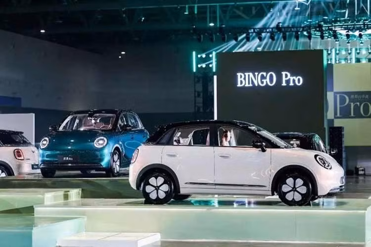Mẫu xe này là một thành viên mới của dòng xe Wuling Bingo vốn không còn xa lạ với người tiêu dùng ở nhiều thị trường. Wuling Bingo Pro được định vị giữa Bingo tiêu chuẩn và Bingo S đồng thời hướng đến nhóm khách hàng nữ yêu thích sự tinh tế. Bên ngoài, Wuling Bingo Pro mới lấy cảm hứng thiết kế từ phong cách mỹ học tân hoài cổ làm chủ đạo.