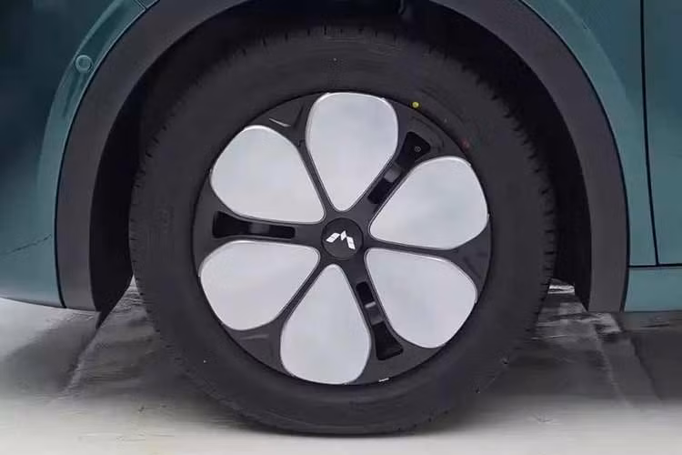 Bên sườn xe đi kèm mâm 16 inch với thiết kế cánh hoa nhằm tăng vẻ trẻ trung tay nắm cửa bán ẩn. Phía sau xe được trang bị cụm đèn hậu hình chữ nhật bo góc và cánh gió nhỏ dạng đuôi vịt phía dưới kính hậu. Ngoài ra, toàn bộ các phiên bản của Wuling Bingo Pro đều được trang bị cửa cốp chỉnh điện tiêu chuẩn, khoang hành lý có thể mở rộng tối đa lên 1.370 lít nếu gập hàng ghế sau.
