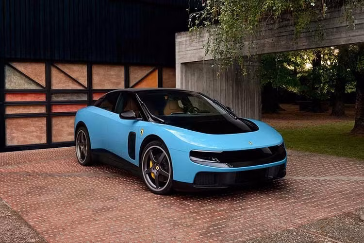 Ferrari Luce không phải một mẫu xe thử nghiệm giới hạn mà là một chiếc xe điện thương mại mang tính đột phá cao. Hãng định vị Luce là dòng sản phẩm mở rộng thương hiệu mà không thay thế các mẫu xe động cơ đốt trong hay hybrid hiện có. Mẫu xe này hướng thẳng tới nhóm khách hàng mua xe điện hạng sang bằng một trải nghiệm hoàn toàn mới thay vì thuần túy là một chiếc siêu xe tối giản.
