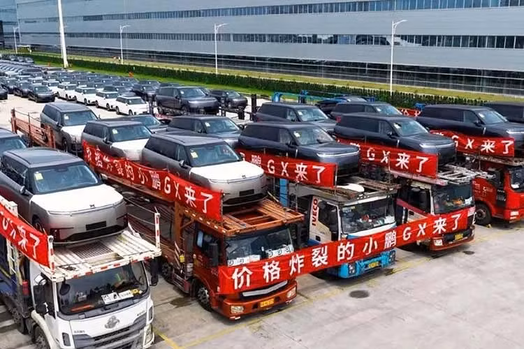 Vào hồi đầu tháng 5/2026, thương hiệu Xpeng của Trung Quốc đã chính thức tung dòng SUV cỡ lớn GX ra thị trường Trung Quốc. Mới đây, hãng công bố mẫu xe này đã được 25.000 khách hàng Trung Quốc đặt mua chỉ sau 12 giờ ra mắt. Tại Trung Quốc, số lượng đơn đặt hàng thường được sử dụng như một công cụ truyền thông quan trọng. Tuy nhiên, phần lớn khách hàng đều có thể được hoàn tiền với khoản đặt cọc ban đầu khá nhỏ.