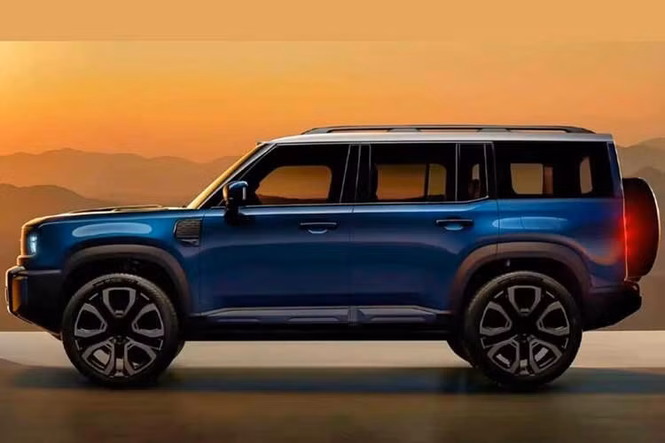 Qua những hình ảnh được đăng lên mạng xã hội, có thể thấy phần đuôi xe của Geely Galaxy Cruiser 700 được trang bị cửa cốp mở ngang vì tích hợp lốp dự phòng phía sau theo đúng chất xe địa hình. Cụm đèn hậu được bố trí dọc với ba khối hình chữ nhật. Bên cạnh đó là cản sau cỡ lớn và hệ thống treo sau độc lập.