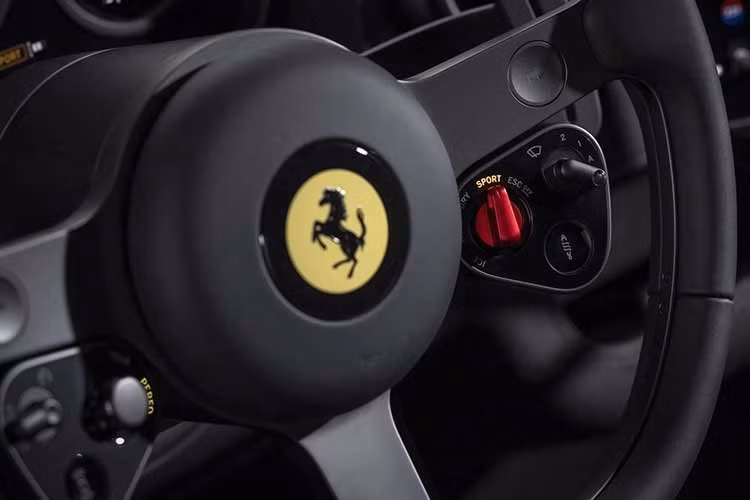 Ferrari không loại bỏ hoàn toàn nút bấm vật lý như nhiều mẫu EV hiện nay. Xe vẫn duy trì các công tắc cơ học và núm xoay điều khiển bên cạnh màn hình OLED trung tâm. Chìa khóa xe được chế tạo bằng kính Gorilla Glass tích hợp công nghệ E Ink. Khi cắm vào ổ khởi động, hệ thống sẽ kích hoạt hiệu ứng ánh sáng vàng lan tỏa khắp cabin.