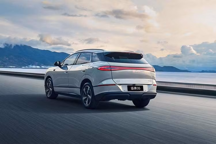 Xe sử dụng bố cục động cơ xăng đặt trước và hệ dẫn động cầu trước. Trong khi đó, công suất tối đa của mô-tơ điện tăng lên 175 kW (khoảng 235 mã lực), cao hơn mức 160 kW của đời cũ. Chưa hết, BYD Sealion 06 DM-i 2026 còn được trang bị bộ pin Blade LFP với dung lượng 38 kWh. Theo tiêu chuẩn CLTC, phạm vi hoạt động thuần điện tối đa của xe đạt 310 km.