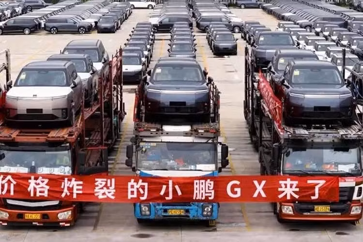 Xpeng cũng công bố loạt hình ảnh cho thấy nhiều ô tô tải đang vận chuyển những chiếc GX cùng số lượng lớn xe xuất hiện phía sau. Dòng chữ trên biểu ngữ màu đỏ ghi: “Mẫu XPeng GX với mức giá gây bùng nổ đã xuất hiện”. Cụm từ này ám chỉ mẫu xe có giá bán rất rẻ so với kỳ vọng.