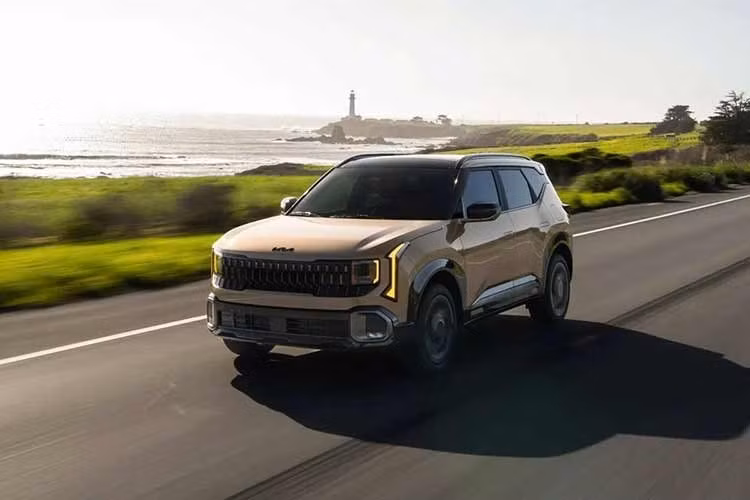 Kia kỳ vọng Seltos 2027 sẽ tiếp tục duy trì lợi thế thực dụng, tiết kiệm và dễ sử dụng trong đô thị, đồng thời đáp ứng tốt hơn nhu cầu của nhóm khách hàng trẻ đang tìm kiếm một mẫu SUV rộng rãi và nhiều công nghệ hơn.