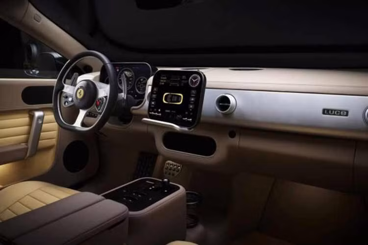 Khoang cabin của Luce được phát triển theo hướng kết hợp giữa công nghệ hiện đại và trải nghiệm cơ khí truyền thống. Vô-lăng được gia công từ nhôm tái chế, trong khi cụm hiển thị phía trước có khả năng di chuyển đồng bộ theo góc đánh lái nhằm giữ thông tin luôn nằm trong tầm quan sát của người lái.