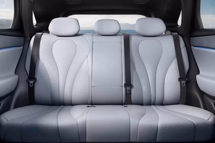 Để nâng cao sự thoải mái, BYD Sealion 06 DM-i 2026 được bổ sung tính năng massage ở ghế trước và đệm đỡ chân chỉnh điện cho ghế phụ lái. Hệ thống tạo hương thơm thông minh cũng lần đầu xuất hiện trên mẫu xe này. Về thiết kế ngoại thất, Sealion 06 DM-i 2026 tiếp tục sử dụng ngôn ngữ thiết kế gia đình của BYD. So với phiên bản cũ, ngoại hình của xe gần như không thay đổi.