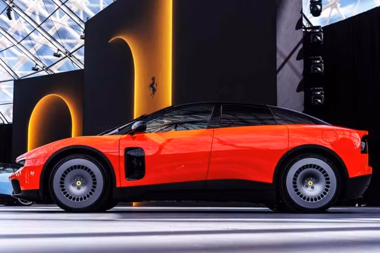 Ferrari Luce sở hữu bộ pin dung lượng 122 kWh với kiến trúc điện 800V. Bộ pin này đồng thời đóng vai trò là thành phần chịu lực của thân xe, giúp cải thiện 25% độ cứng uốn và 35% độ cứng xoắn so với các mẫu Ferrari bốn cửa trước đây. Theo công bố từ hãng xe Italy, hệ thống sạc nhanh DC công suất 350 kW cho phép nạp khoảng 70 kWh điện chỉ trong 20 phút.