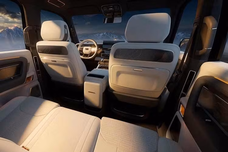Trước đó, Geely từng công bố loạt ảnh úp mở chính thức của Galaxy Cruiser 700. Những hình ảnh này cho thấy xe sở hữu cản trước lớn, nắp ca-pô cao và cụm đèn pha vuông vức nối liền bằng dải LED. Ngoài ra, xe còn sử dụng tay nắm cửa truyền thống, nóc sơn trắng và được trang bị cảm biến LiDAR.