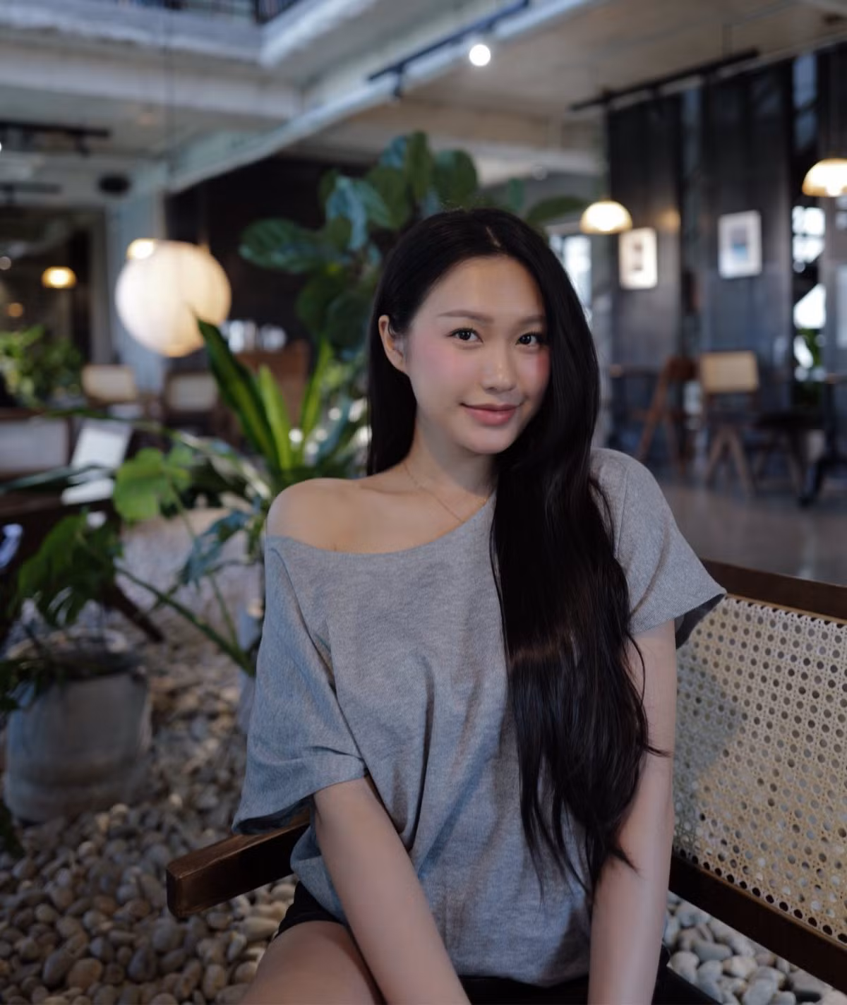 Kể từ khi kết hôn cùng Đoàn Văn Hậu, Doãn Hải My luôn nhận được sự quan tâm đặc biệt nhờ nhan sắc dịu dàng, phong cách thời trang tinh tế và cách ứng xử kín tiếng, chuẩn mực. Dù làm dâu nhà cầu thủ nổi tiếng, cô vẫn giữ hình ảnh nhẹ nhàng, chuẩn "vợ hiền dâu đảm", khiến netizen không ngớt lời khen ngợi. Ảnh sử dụng trong bài: FBNV