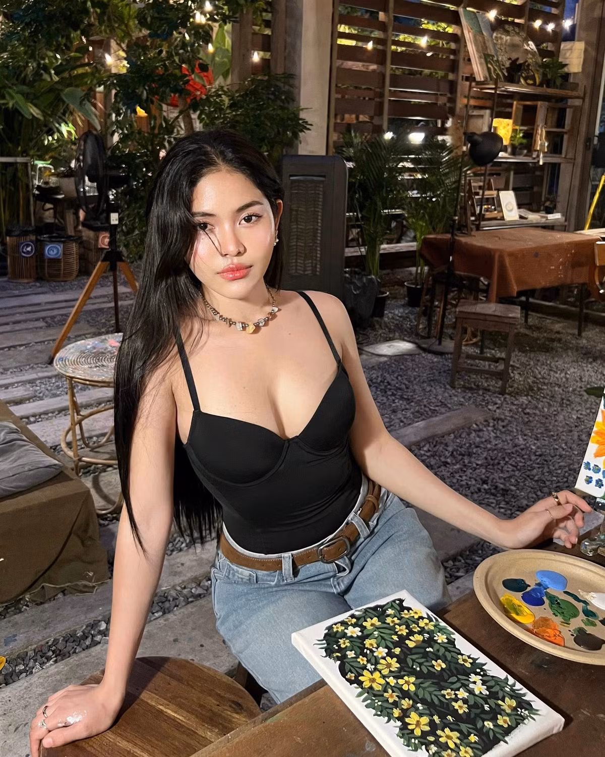 Với Aum, mỗi bức ảnh không chỉ là khoe khéo body "vạn người mê", mà còn là cách cô khẳng định chủ quyền đối với vẻ đẹp cá nhân và phong cách sống tự do, không khuôn mẫu.