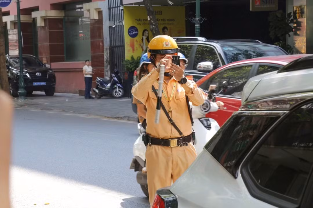 Thông qua hình ảnh ghi nhận từ camera nghiệp vụ, lực lượng chức năng có thể thu thập thông tin về phương tiện, biển kiểm soát, thời gian, địa điểm và hành vi vi phạm. Các dữ liệu này được chuyển đến bộ phận chuyên môn để kiểm tra, xác minh trước khi thực hiện các bước xử lý tiếp theo. Đây cũng là phương thức đang được CSGT Hà Nội tăng cường áp dụng trong công tác bảo đảm trật tự, an toàn giao thông trên địa bàn thành phố.