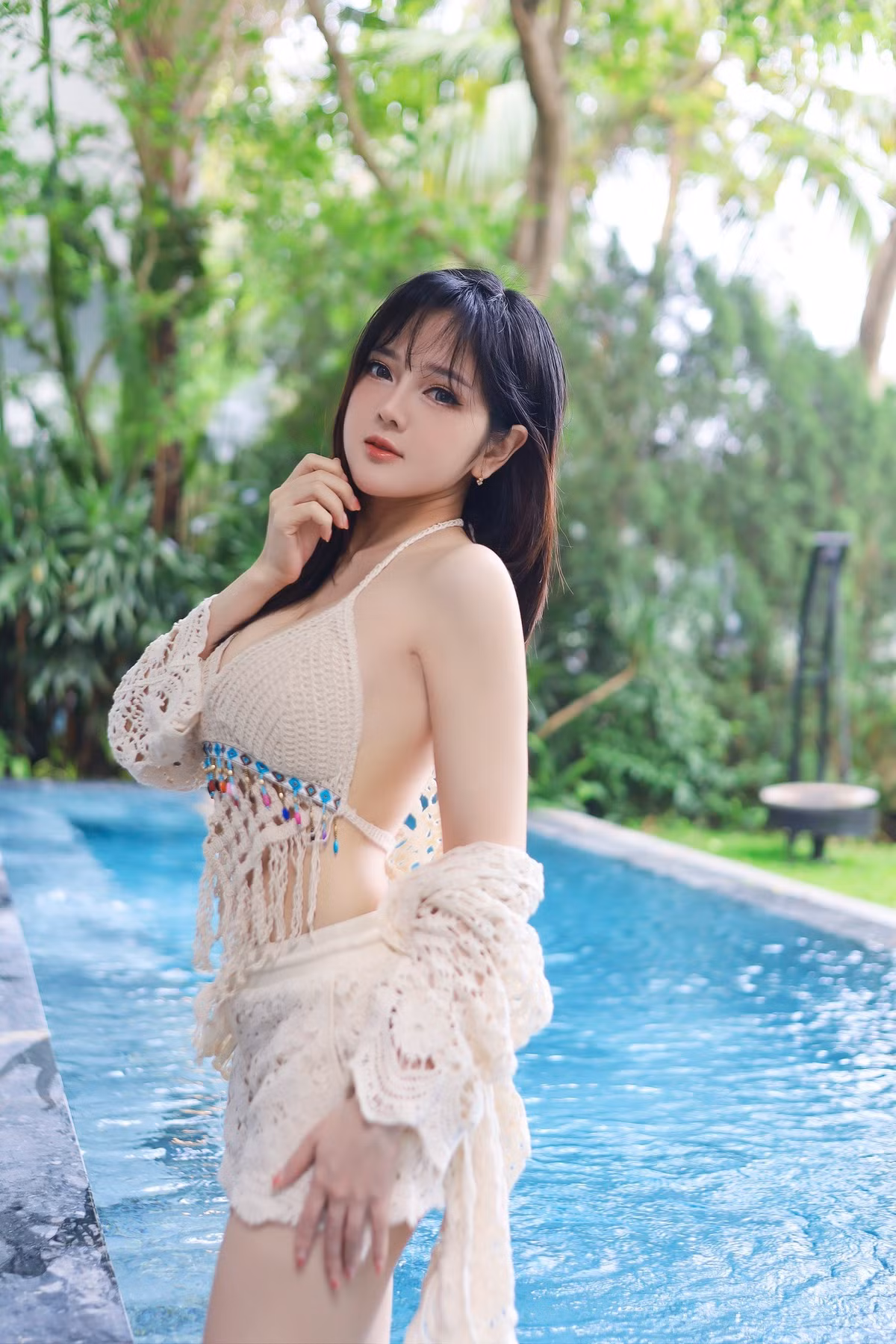 Nữ coser không ngại khoe video đang thả dáng trong hồ bơi ngay trong buổi chụp hình trước đó - bằng chứng cho tính chân thật của loạt ảnh.
