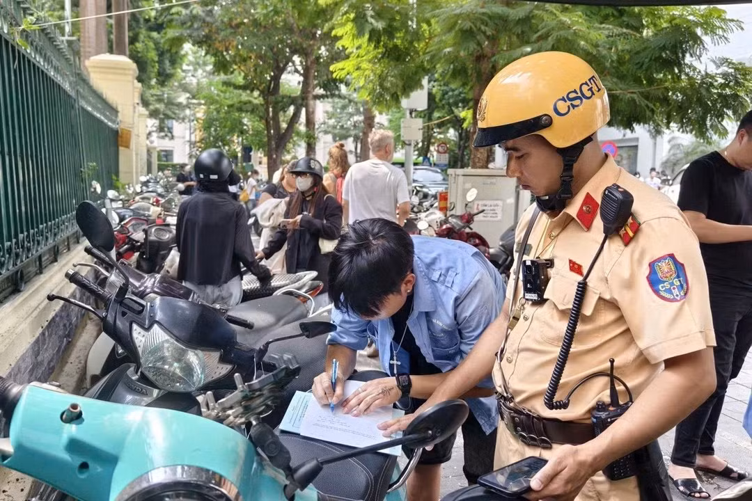 Thực tế cho thấy, bên cạnh việc tăng cường kiểm tra, xử phạt, nâng cao ý thức của người điều khiển phương tiện vẫn là yếu tố quan trọng để hạn chế vi phạm tái diễn. Tài xế cần quan sát kỹ biển báo, lựa chọn vị trí dừng, đỗ hợp pháp và tránh dừng xe tại những nơi có nguy cơ cản trở giao thông.