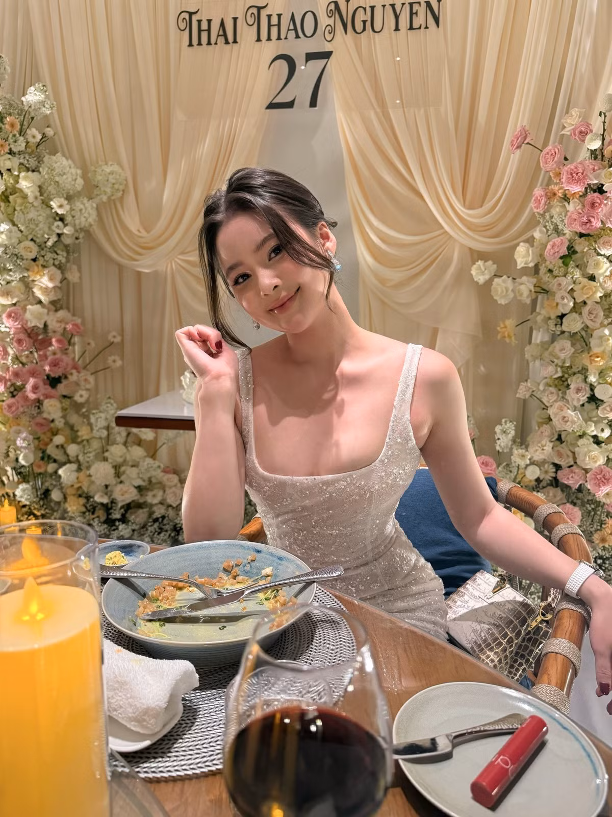 Trong loạt ảnh mừng tuổi mới, Thái Thảo Nguyên diện chiếc đầm dạ hội ôm sát lấp lánh, tôn lên vóc dáng mảnh mai và đường cong mềm mại. Thiết kế cổ vuông tinh tế giúp khoe khéo xương quai xanh, tạo cảm giác vừa thanh lịch vừa quyến rũ.