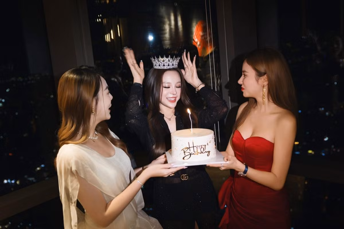 Dòng chia sẻ hài hước nhưng cũng đủ khiến người hâm mộ trầm trồ, bởi ở tuổi 36 và đã là mẹ hai con, Huyền Baby vẫn giữ được nhan sắc trẻ trung cùng thần thái cuốn hút khó rời mắt.