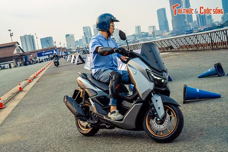 NMAX 2025 sử dụng động cơ Blue Core dung tích 155 cc, làm mát bằng dung dịch, kết hợp công nghệ van biến thiên VVA. Động cơ ở 2 phiên bản NMAX đều cho công suất 11,3 kW và mô-men xoắn cực đại 14,2 Nm. Điểm khác biệt nằm ở mức tiêu hao nhiên liệu. Cụ thể, phiên bản tiêu chuẩn tiêu hao 2,26 lít nhiên liệu cho 100 km đường hỗn hợp, trong khi bản Tech Max nhỉnh hơn với 2,3 lít nhiên liệu với quãng đường tương tự.