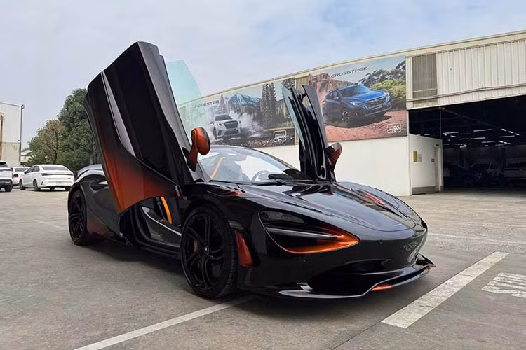 Siêu xe McLaren 750S Spider đặc biệt cảm hứng từ hiệu ứng Coriolis - hiện tượng xoáy của luồng khí khi vật thể chuyển động trong không gian - thiết kế là sự giao thoa giữa nghệ thuật thị giác và khoa học khí động học, khẳng định đẳng cấp cá nhân hóa không giới hạn của McLaren.