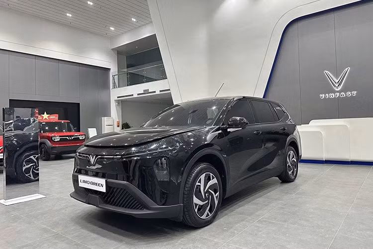 VinFast dự kiến công bố giá bán chính thức của Limo Green vào tháng 3/2026, trùng thời điểm mở bán thương mại. Tuy còn thời gian trước khi đi vào sản xuất đại trà, nhưng với cấu hình trang bị hấp dẫn, phạm vi hoạt động tốt và chính sách giá cạnh tranh, Limo Green dự kiến sẽ tạo ra sức hút lớn trong phân khúc MPV điện Indonesia.