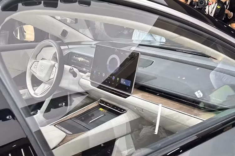 Với kích thước lớn, không có gì bất ngờ khi mẫu xe điện nhà Toyota sở hữu không gian nội thất rộng rãi. Bên trong xe, hãng đã bố trí vô lăng 3 chấu, bảng đồng hồ dạng hình thang, màn hình cảm ứng trung tâm cỡ lớn, hệ thống đèn viền nội thất và sạc điện thoại không dây. Kích thước màn hình cũng như thông số chi tiết sẽ được công bố sau.