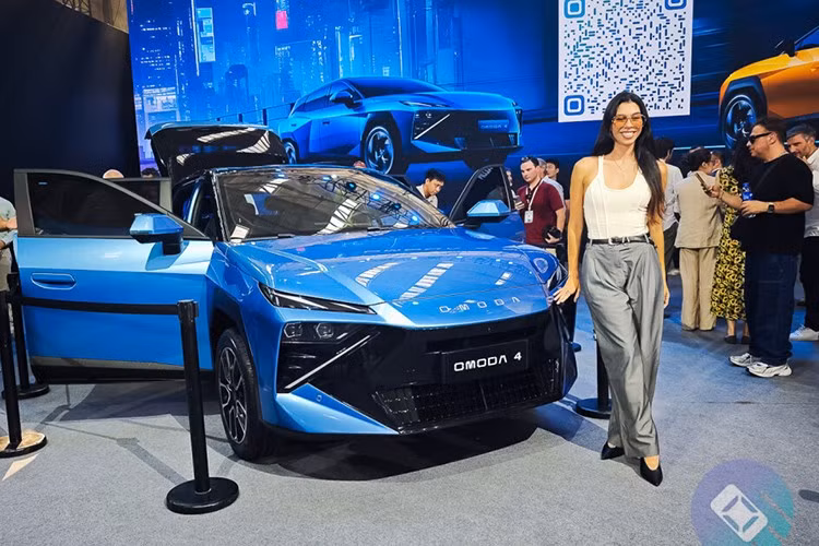 Được biết, động cơ điện BEV 204 PS của Omoda O4 cho quãng đường di chuyển 508km cho 1 lần sạc. Động cơ SHS công suất kết hợp lên đến 370 PS. Trong khi đó, thông tin về 2 hệ truyền động còn lại của Omoda O4 là hybrid và hybrid cắm sạc vẫn còn là bí ẩn.