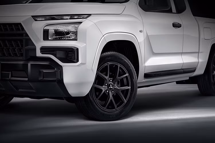 Giống như các biến thể đó, mẫu bán tải Triton Street mới nhà Mitsubishi cũng được trang bị hệ thống Giảm thiểu Va chạm Phía trước (FCM) có khả năng phát hiện người đi bộ, hoạt động như một dạng Phanh Khẩn cấp Tự động (AEB).