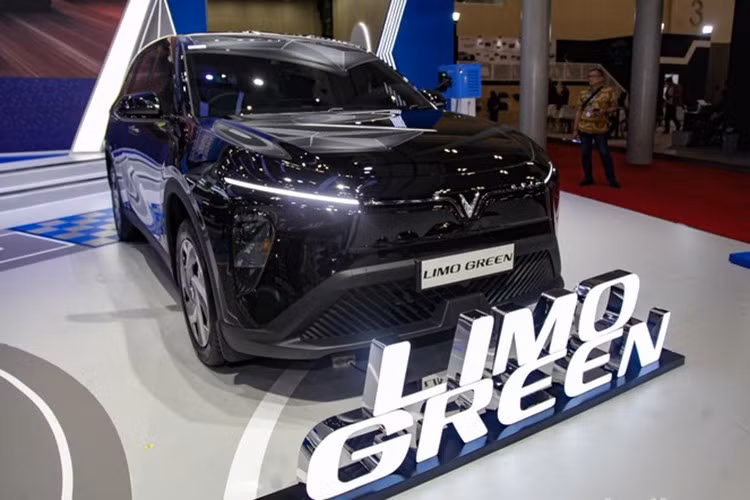 Thông tin được xác nhận bởi ông Kariyanto Hardjosoemarto, CEO VinFast Indonesia, tại sự kiện Gaikindo Jakarta Auto Week 2025. Ông cho biết: “Vinfast Limo Green đã bắt đầu nhận đặt hàng với mức giá dự kiến 319 triệu Rupiah (giá chưa kèm pin). Đây không chỉ là màn ra mắt trưng bày, mà là sản phẩm đã sẵn sàng tiếp cận người tiêu dùng.”