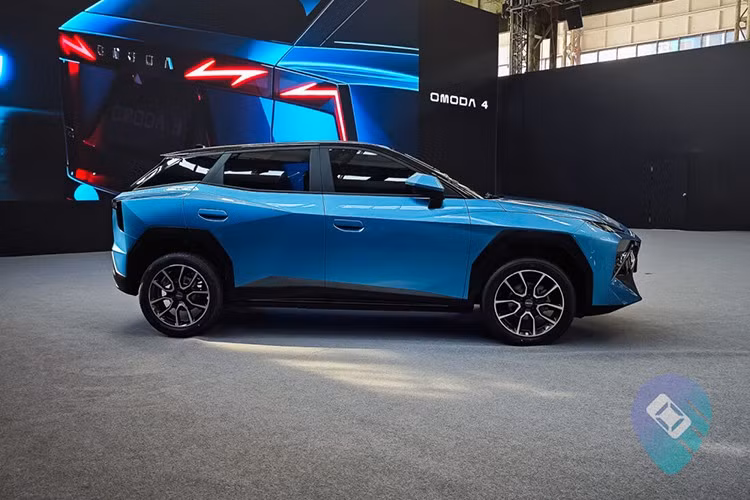 Omoda O4 thực chất là phiên bản đổi tên của mẫu xe C3 từng được giới thiệu lần đầu tiên vào tháng 4 năm nay. Trước đó, trong Hội nghị người dùng quốc tế Chery 2025 tổ chức vào hồi tháng 10/2025, mẫu xe này cũng được mang đến trưng bày và giới thiệu.