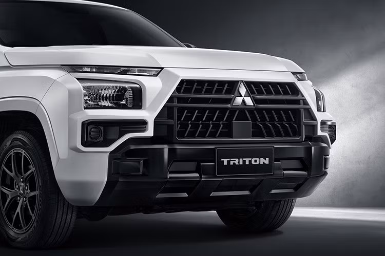 Bên cạnh đó, cản trước cũng được thiết kế mới với một phần lớn được sơn màu đen, bao gồm cả khu vực bao quanh đèn sương mù (dù đèn sương mù đã bị loại bỏ ở phiên bản này).Triton Street sử dụng bộ mâm hợp kim 17 inch, nằm ở giữa kích thước 16 inch của Mega Cab Pro và 18 inch của Mega Cab Pro AT.