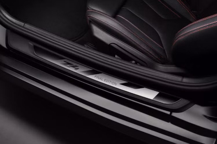 BMW mang đến hai lựa chọn hộp số: tự động 8 cấp hoặc số sàn 6 cấp. Đáng chú ý, phiên bản dùng số sàn đi kèm gói tối ưu Handschalter, bao gồm bộ lò xo riêng, kẹp thanh cân bằng gia cường, phần mềm trợ lực lái hiệu chỉnh và thuật toán kiểm soát lực kéo mới.