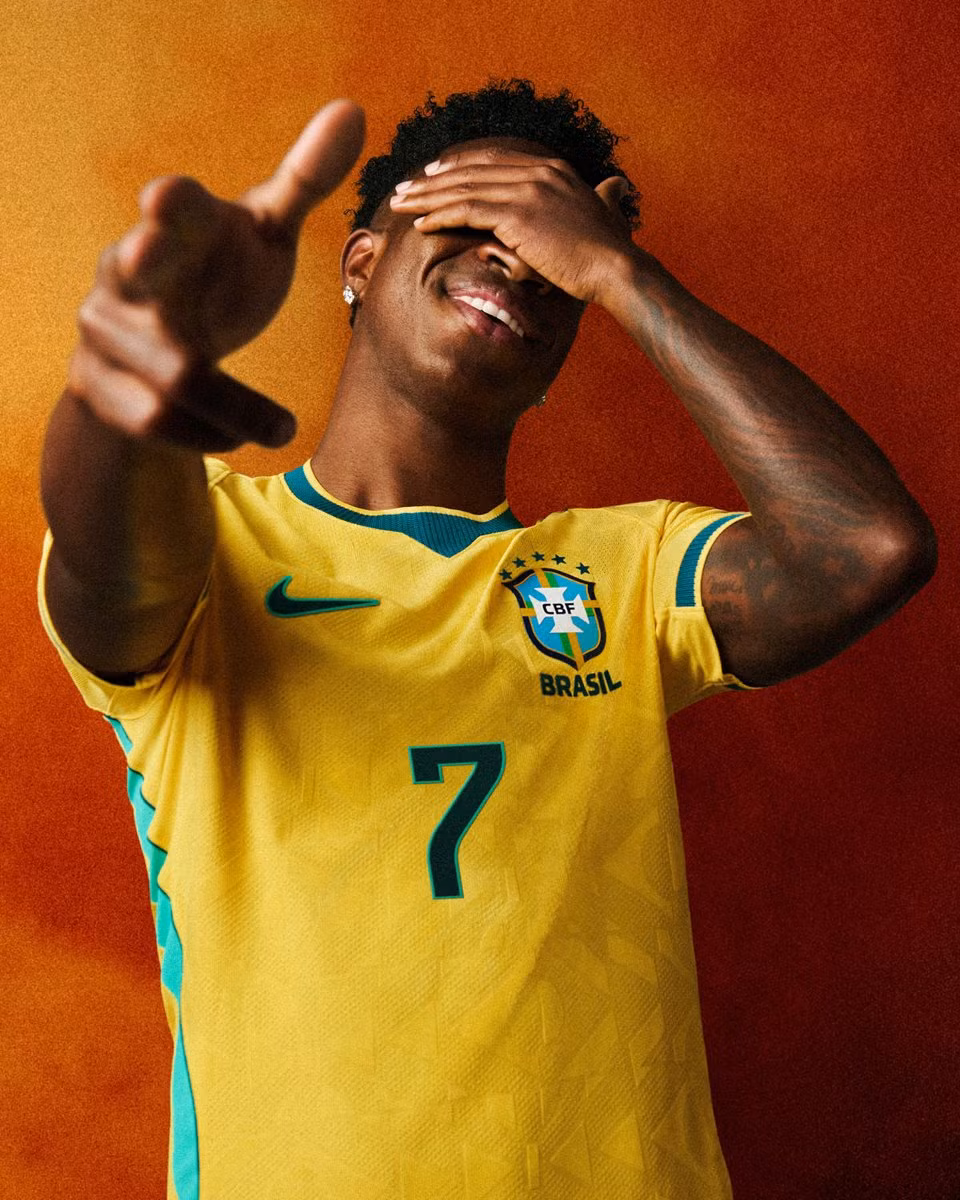 Áo thi đấu sân nhà của Brazil được truyền cảm hứng từ World Cup 1970. Thiết kế mang màu vàng chanh, pha mảng xanh lá đậm ở cổ và tay áo. Họa tiết hình thoi trên nền vải gợi nhớ quốc kỳ.
