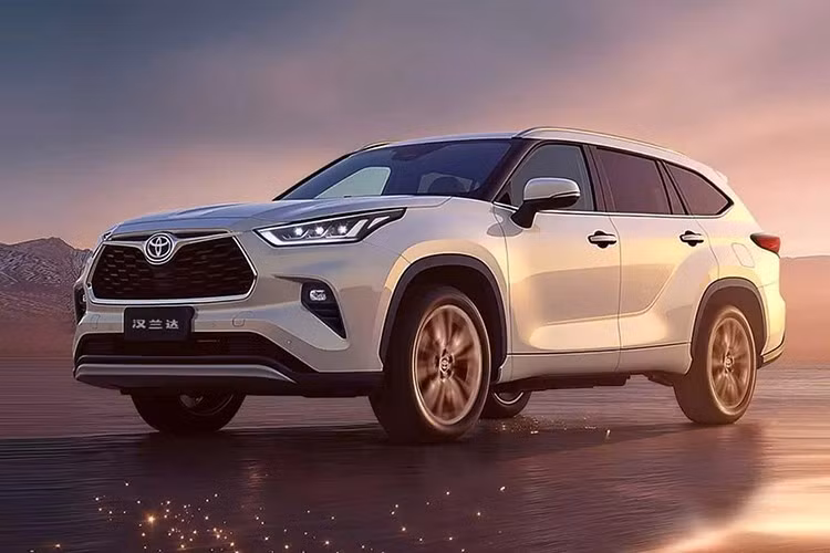 Cụ thể, Toyota Highlander 2026 tại thị trường Trung Quốc được lắp ráp bởi liên doanh GAC Toyota, bán song song với mẫu xe gần như tương đồng – Crown Kluger – đến từ FAW Toyota.