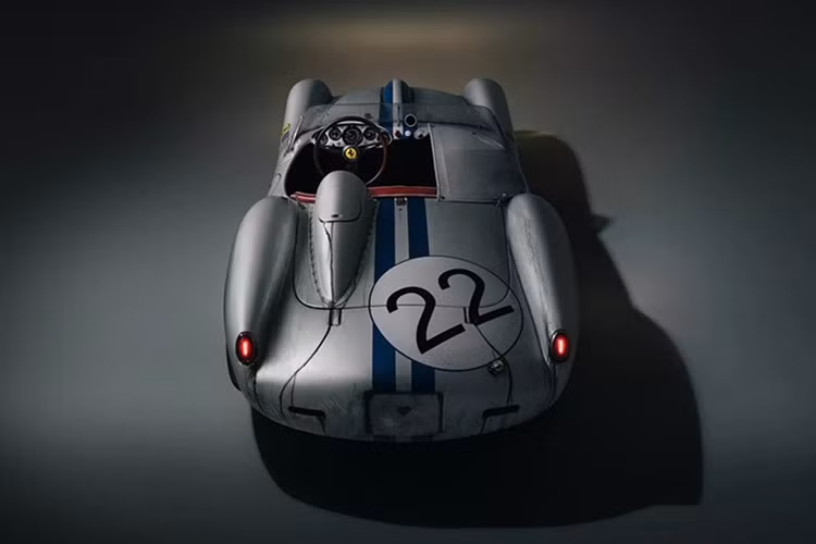 Thoạt nhìn, chiếc Ferrari 250 Testa Rossa này trông giống hệt chiếc xe đua cổ điển mang số hiệu 22 từng thi đấu tại giải 24 Hours of Le Mans năm 1958. Tuy nhiên đây chính là bản sao tỷ lệ 75% do Hedley Studios thực hiện.