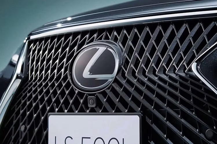 Cụm đèn pha LED Matrix trên mẫu xe sedan hạng sang Lexus LS thế hệ mới cũng được làm sắc nét hơn với họa tiết hình chữ L kép và đối xứng nhau khá độc đáo.