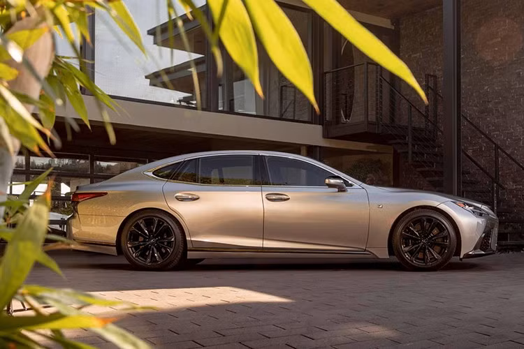 Cụ thể Lexus LS sẽ có hai màu là White Nova Glass Flake và Deep Blue Mica cho toàn bộ các phiên bản. Bản F Sport được thêm tùy chọn kẹp phanh màu đỏ đi kèm logo Lexus màu bạc, mang lại diện mạo thể thao hơn.