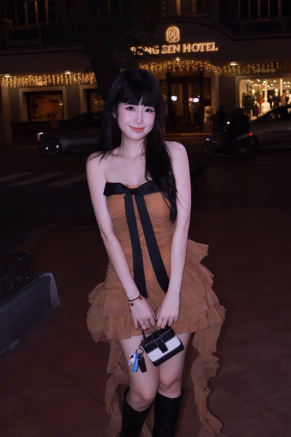 Thời gian gần đây, Mai Quỳnh Anh – bà xã của streamer/YouTuber đình đám Cris Phan – khiến cộng đồng mạng không khỏi trầm trồ khi chia sẻ loạt hình ảnh đời thường với phong cách gợi cảm nhưng tinh tế.