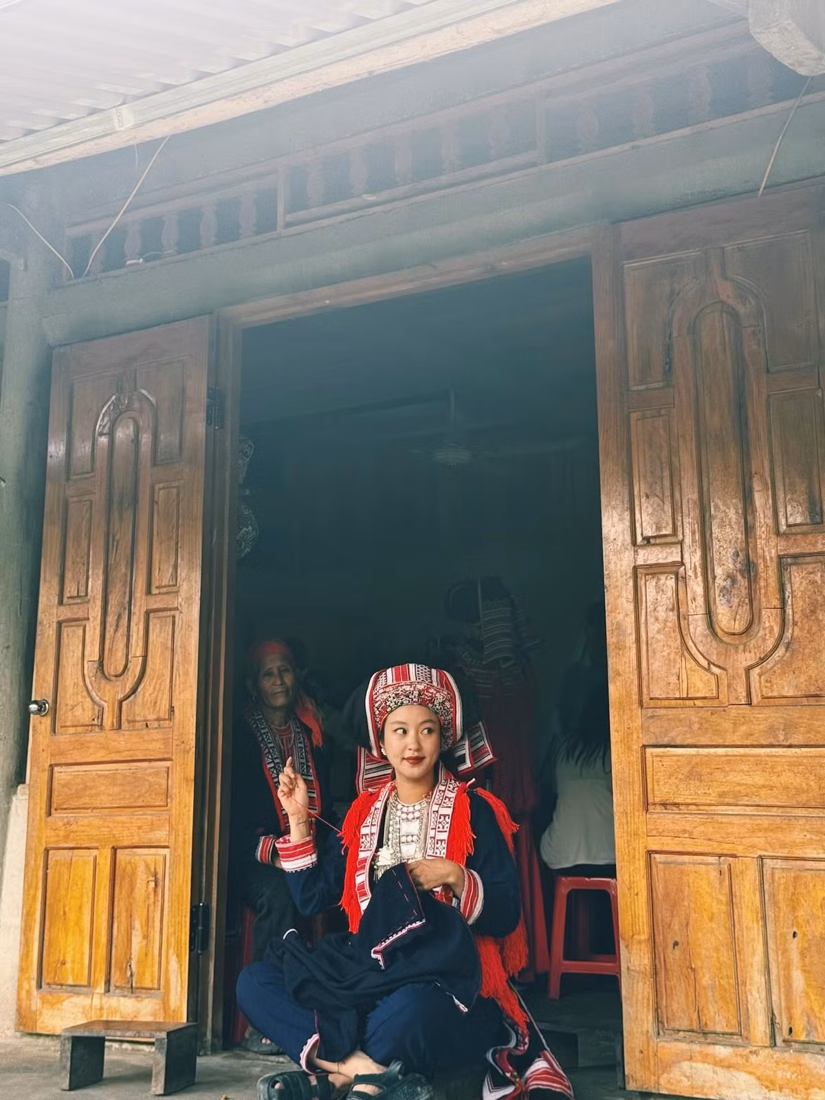 Loạt ảnh Mi Vân diện trang phục Dao Đỏ đã nhận được "cơn mưa" lời khen từ người hâm mộ và cộng đồng mạng.